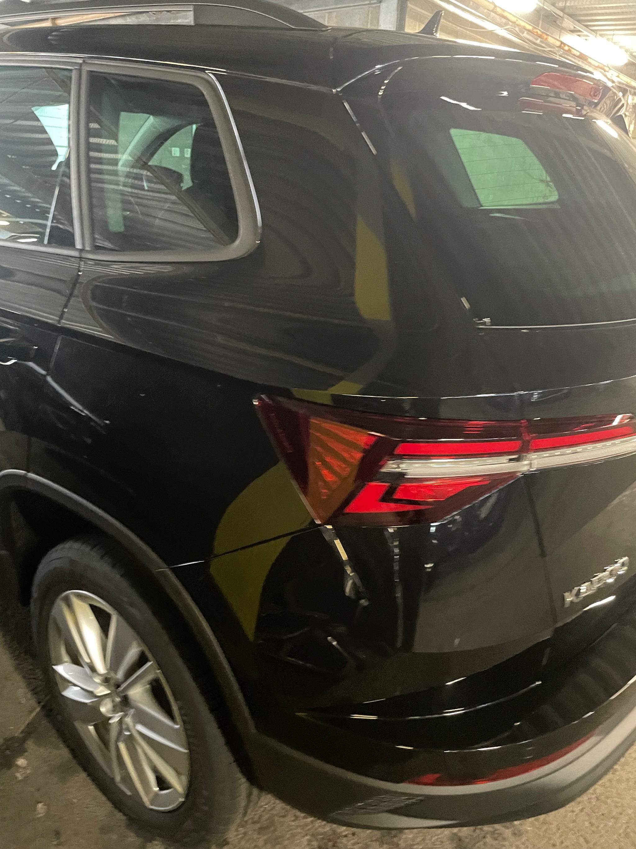 Boot hoist fitted to a Skoda Karoq by our Heathrow team