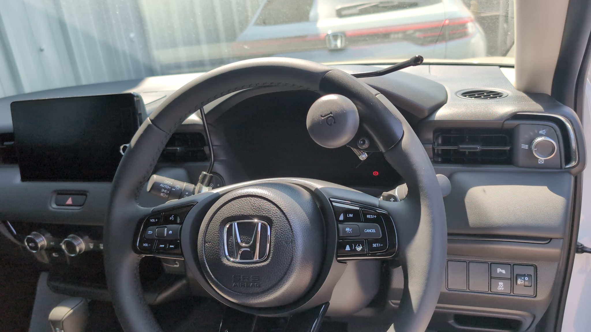 Indicator stalk crossover arm fitted behind the Honda HR-V steering wheel