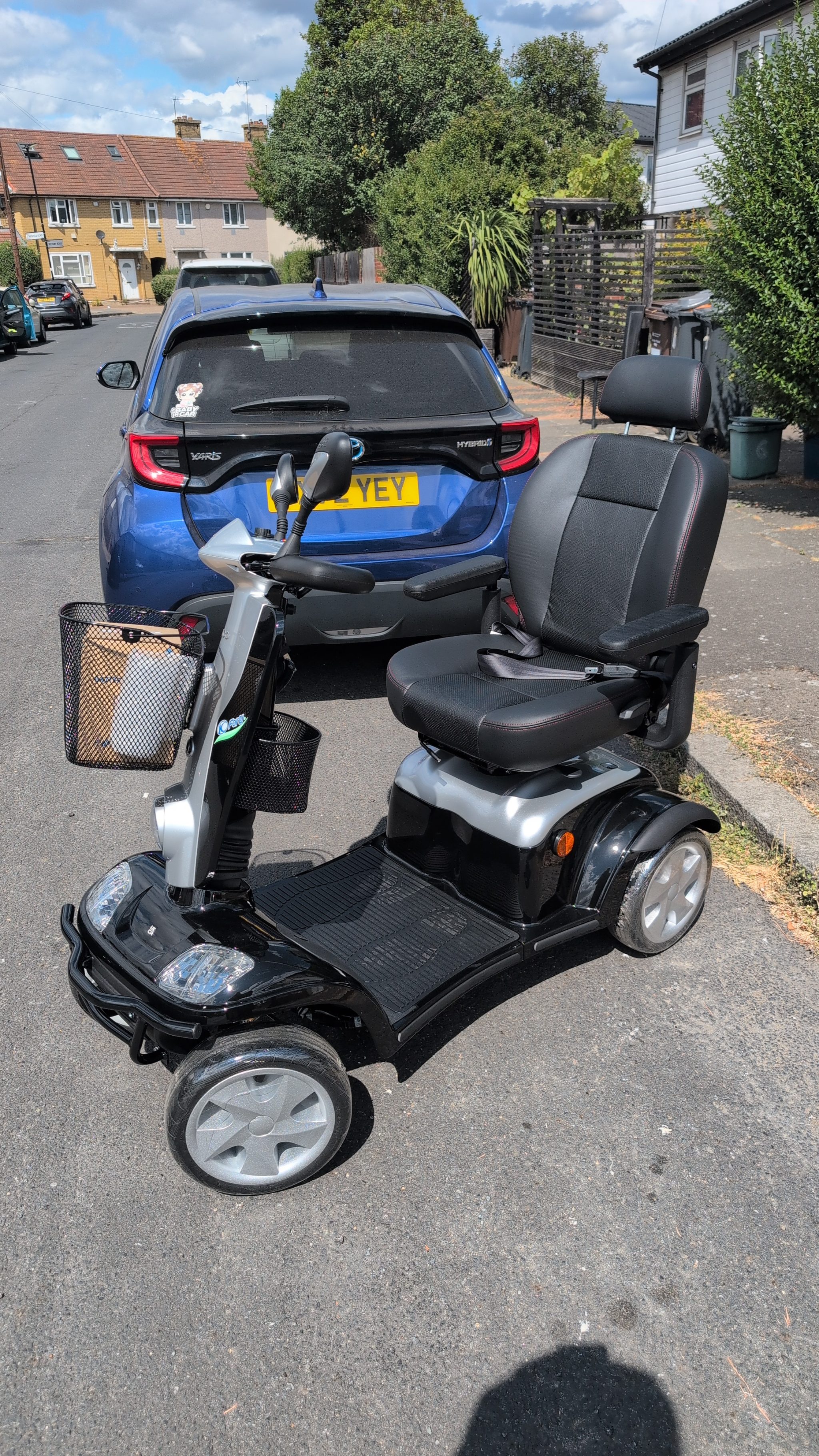 Adjustable captain seat and delta tiller handlebar on a Kymco Maxi XLS scooter