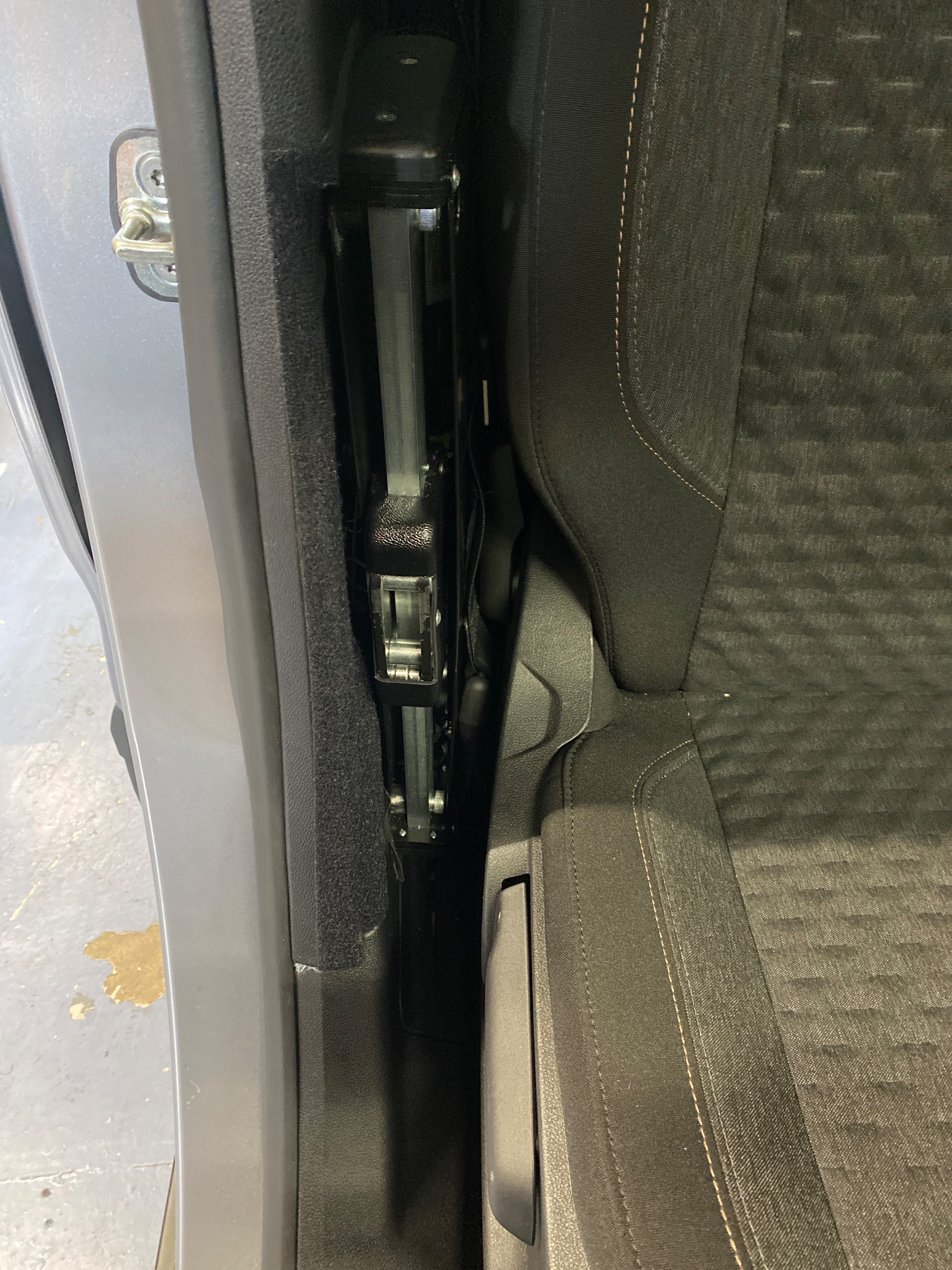 Electric transfer plate fitted to Peugeot Rifter EV