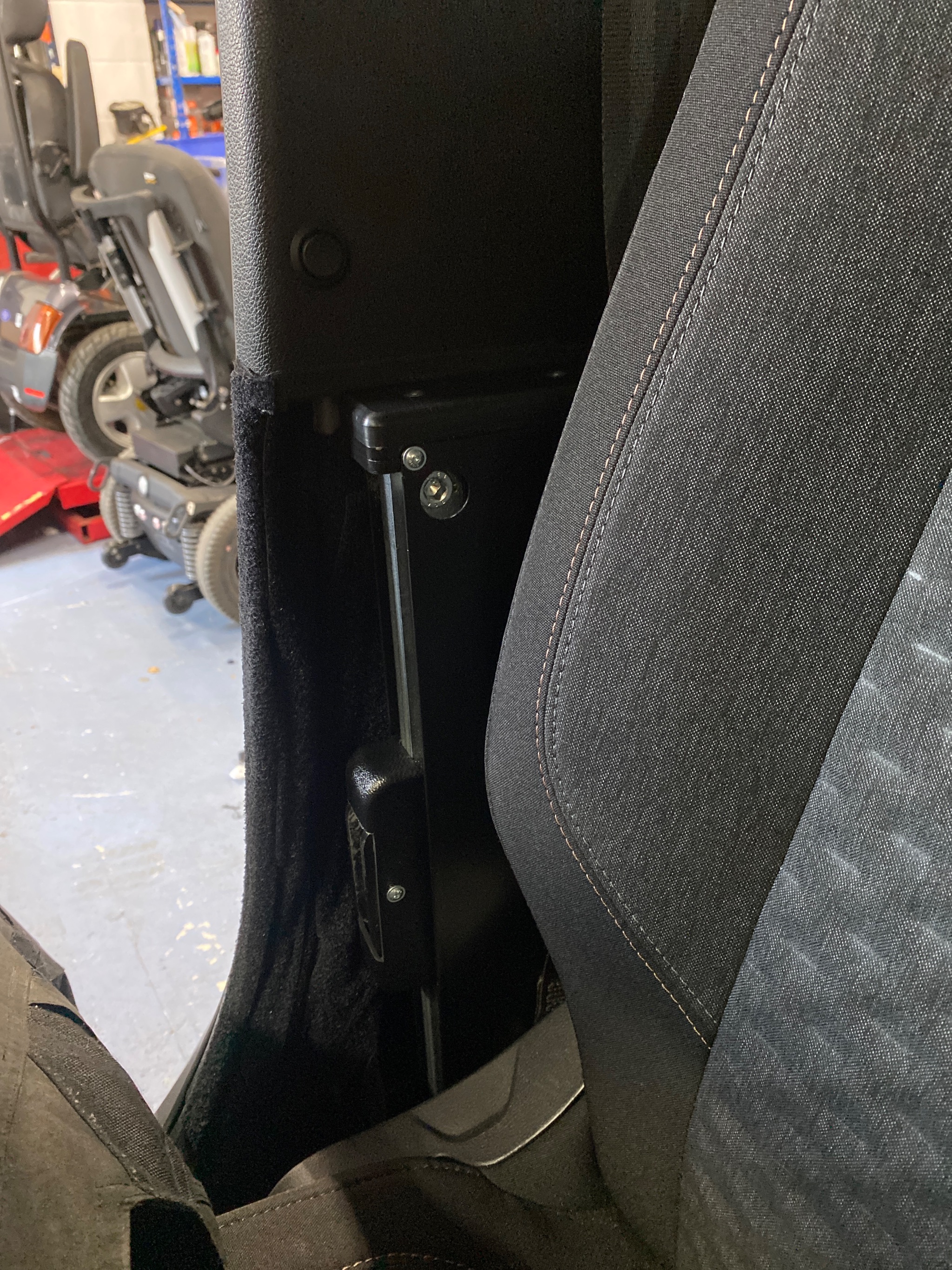 Electric transfer plate fitted to Peugeot Rifter EV