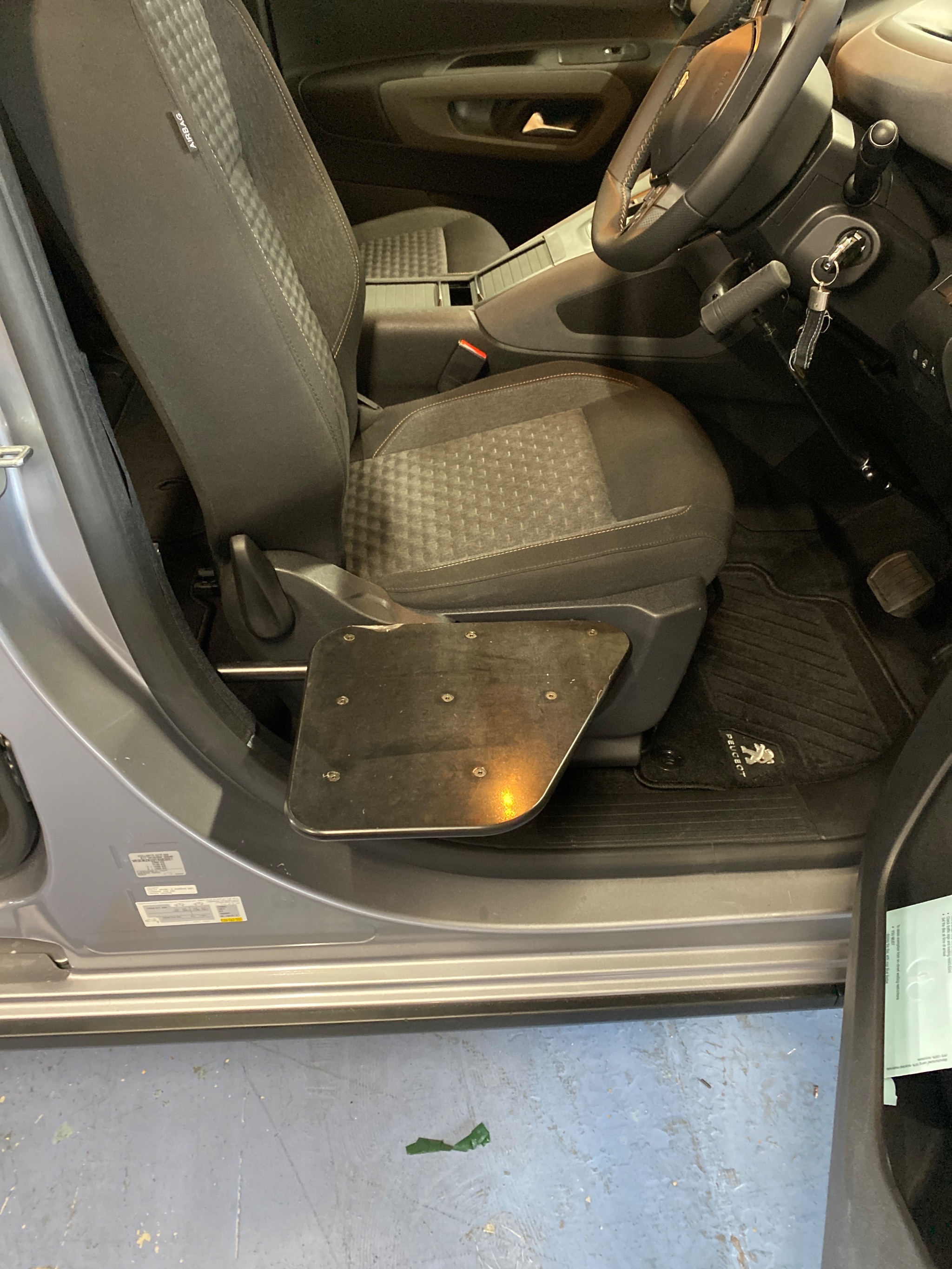 Electric transfer plate fitted to Peugeot Rifter EV