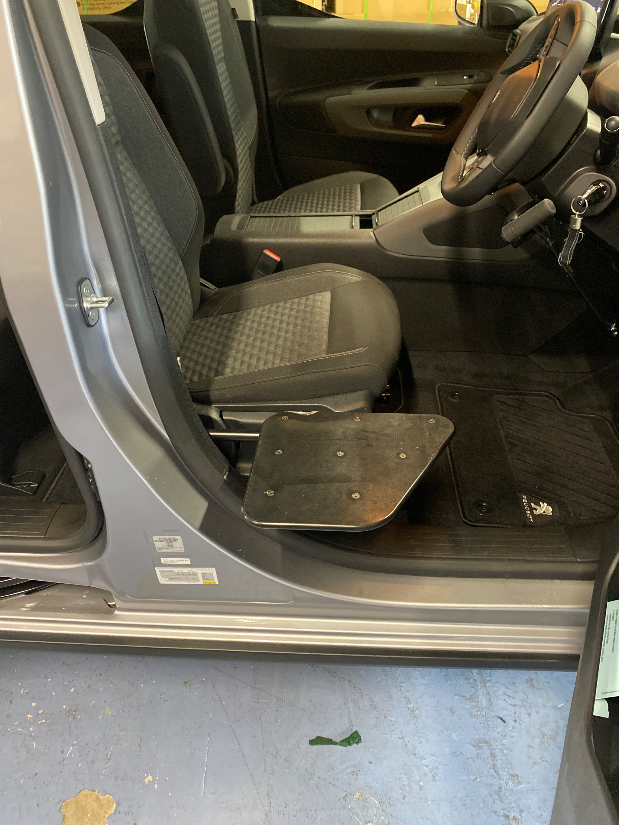 Electric transfer plate fitted to Peugeot Rifter EV