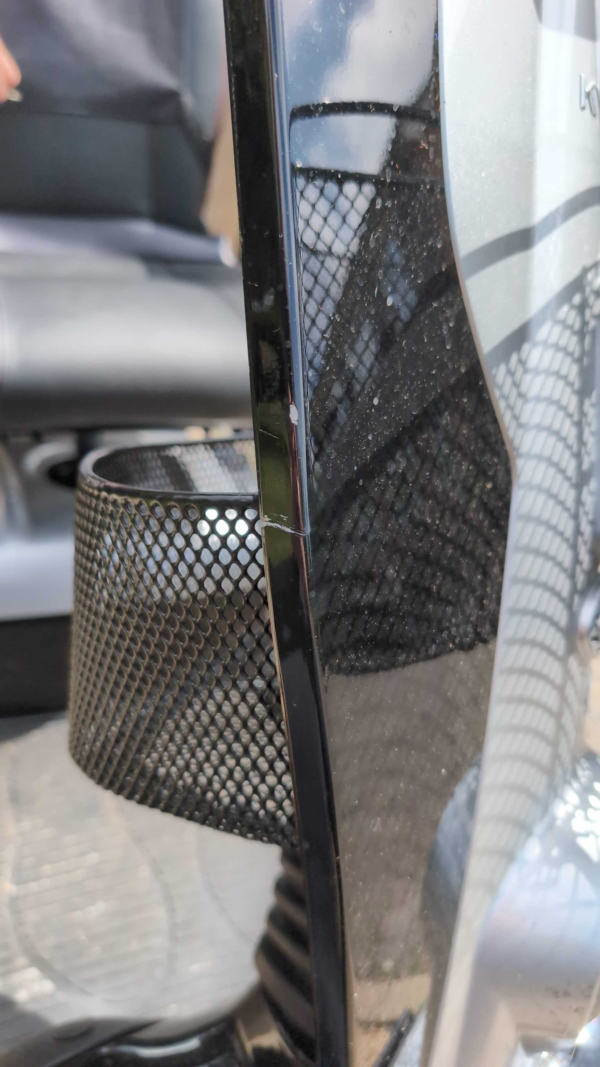 Replacing the damaged right-hand panel on a Kymco Midi XLS scooter