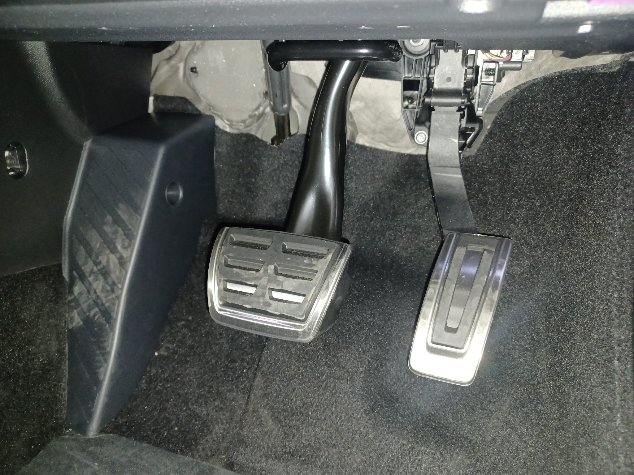 Twin flip left foot accelerator fitted to a Cupra Formentor
