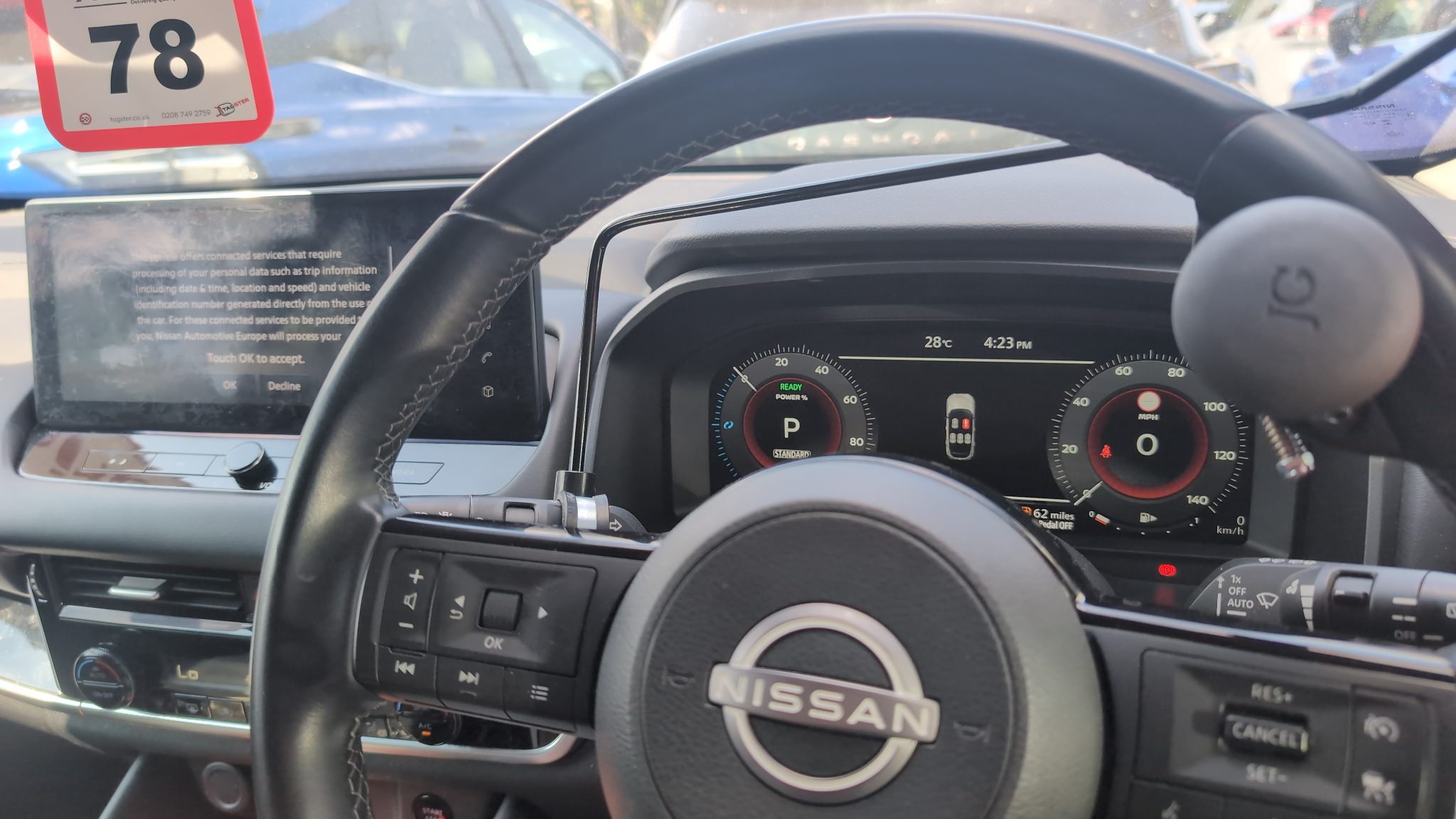 Indicator crossover arm installed on the steering column