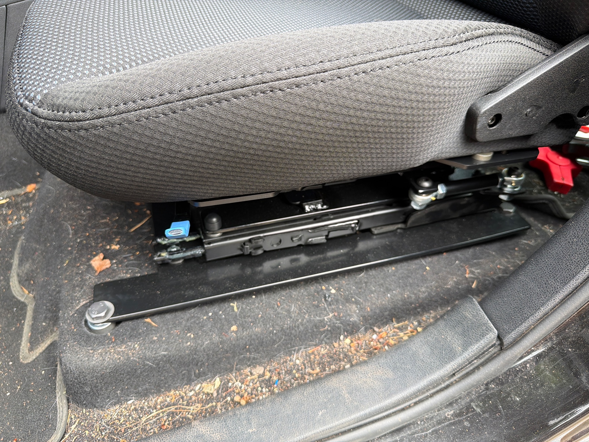 Close-up of the manual release lever and rotating mechanism on the swivel seat