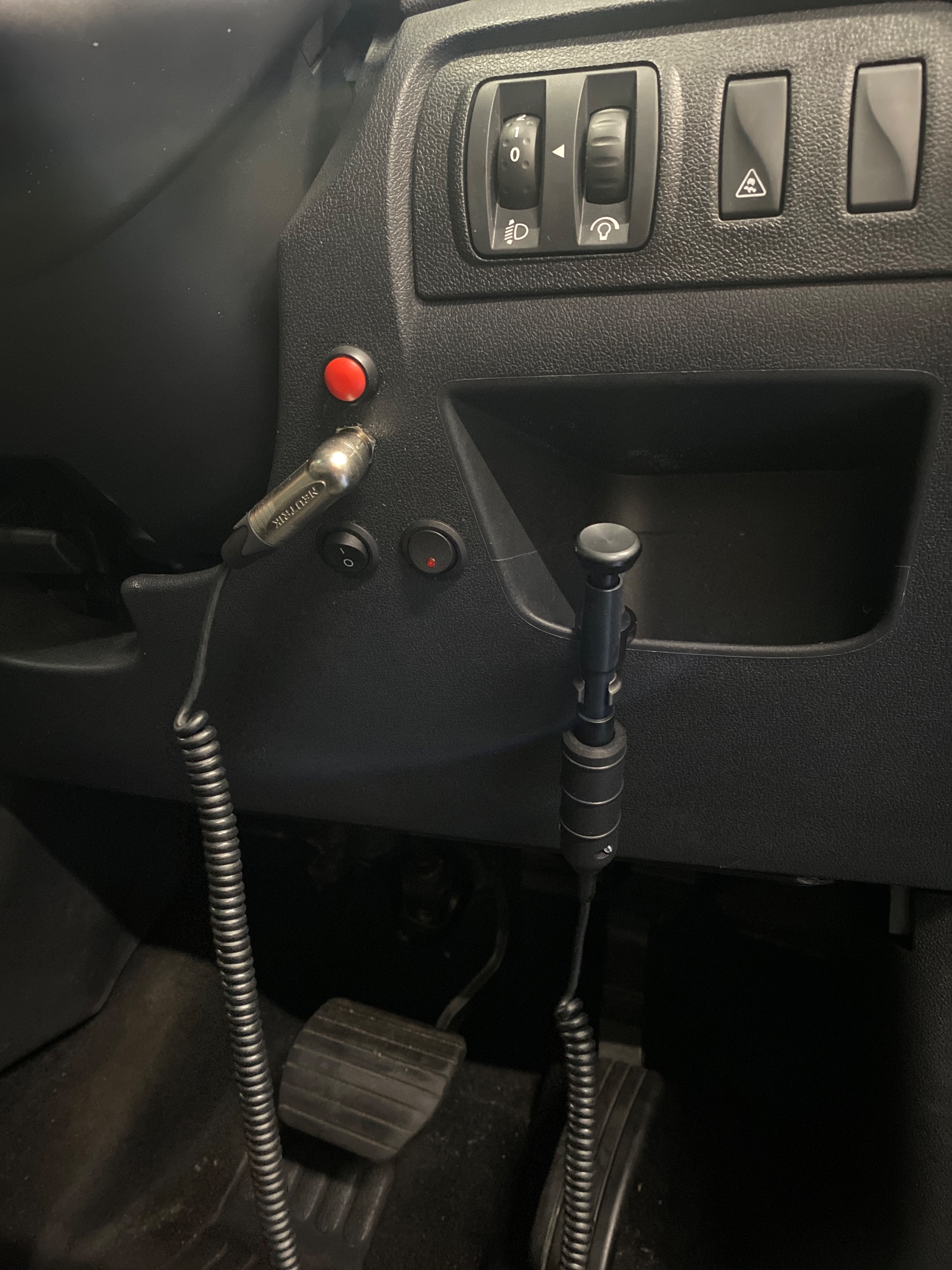 Wireless satellite pen accelerator fitted inside a Renault Scenic