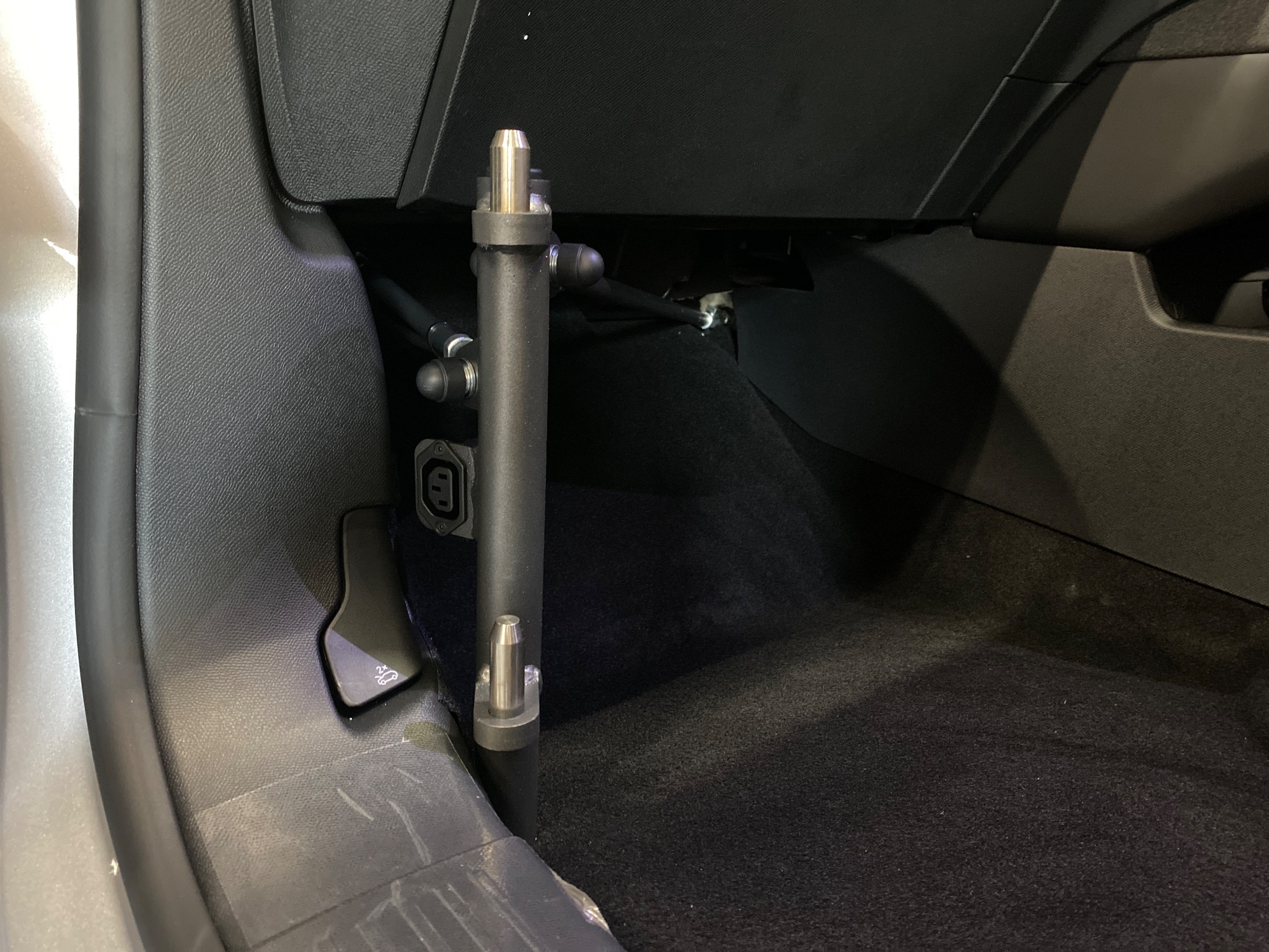 Autochair person lift fitted to a Vauxhall Grandland