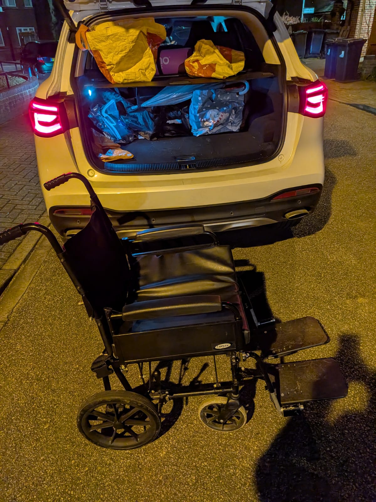 BraunAbility Turny Evo swivel seat lowered outside Chery Tiggo 8