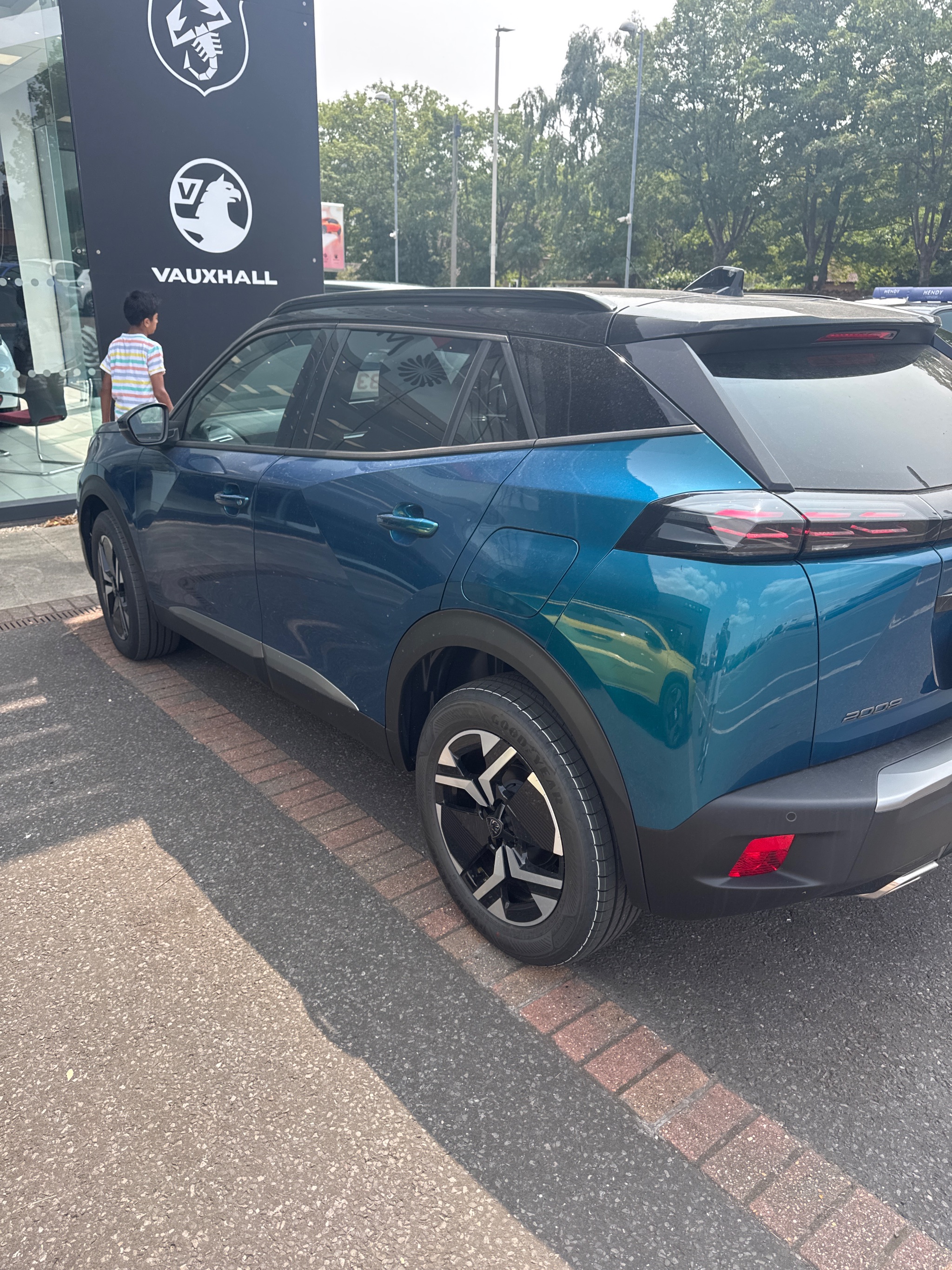 Small transfer sling attached to the lift arm inside Peugeot 2008