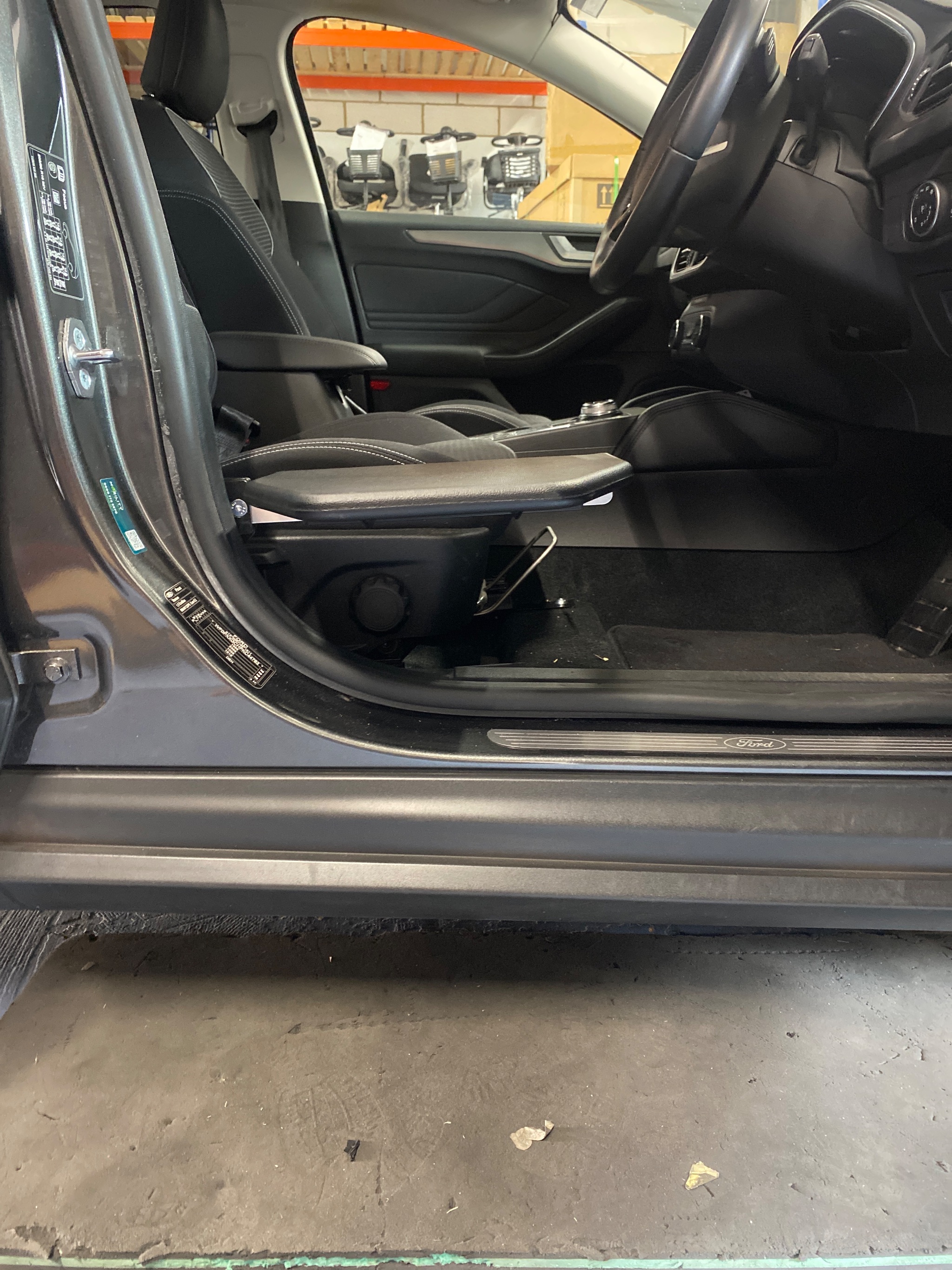 Manual transfer plate fitted to a Ford Focus at Ferndown