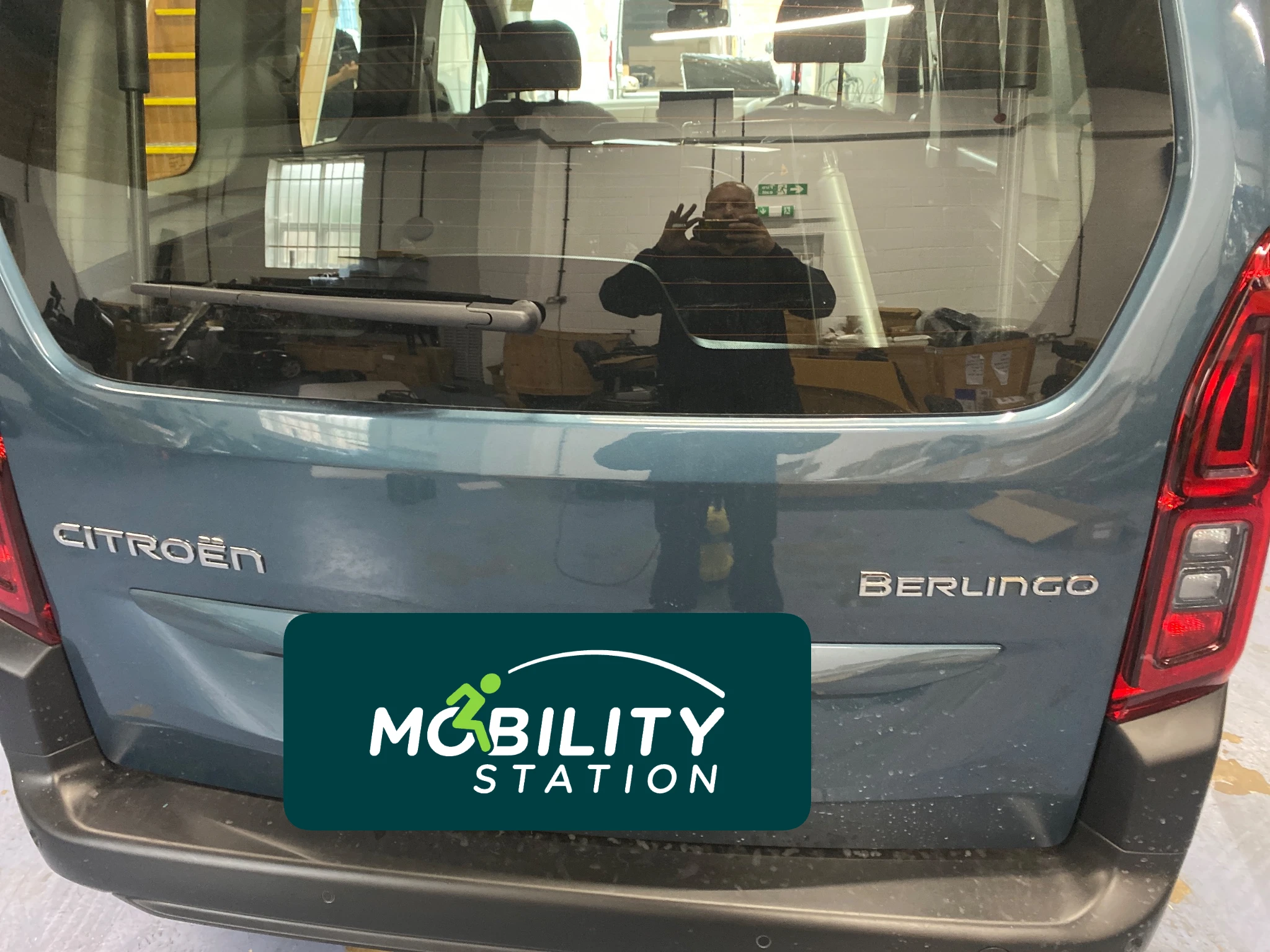 Jeff Gosling quick-release steering ball installed on a Citroën Berlingo steering wheel